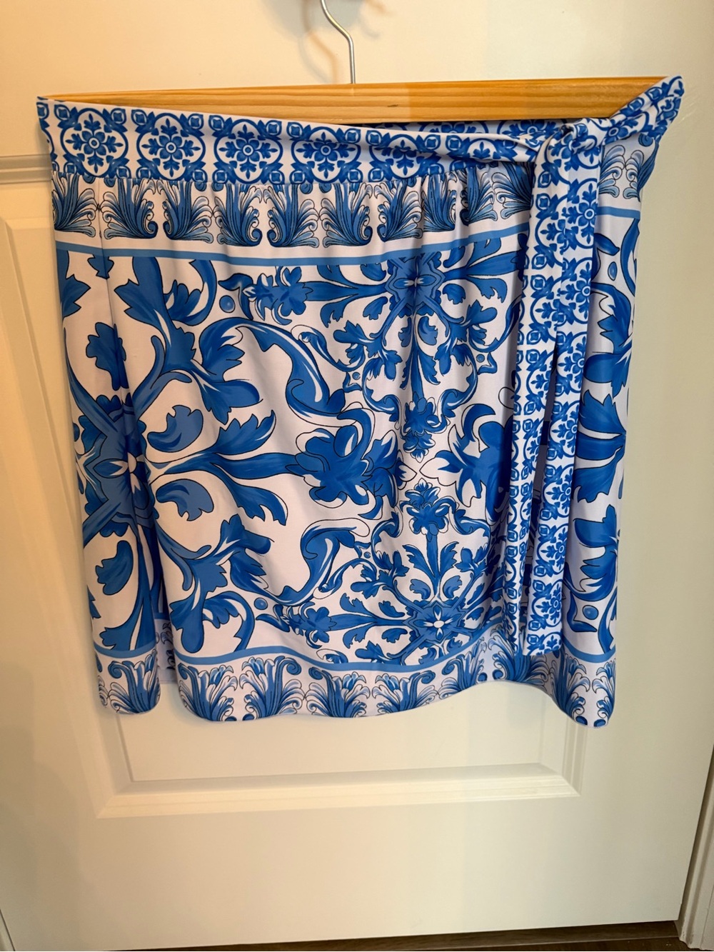 Set. Blue and White Floral One-Piece Swimsuit with Matching Skirt - Picture 4 of 6